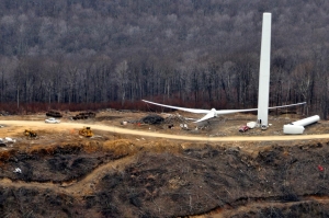 AES_Laurel_Mtn_-_Turbine_rotor_and_tower_under_construction.jpg