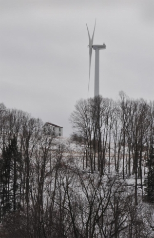 Green_Mountain_Energy_Ctr_-_An_8_wind_turbine_wind_energy_plant_in_Somerset_Coun