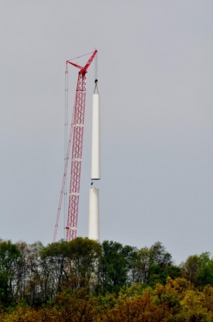 AES_Laurel_Mtn_-_Crane_lifts_tower_section_near_Montrose,_WV.jpg